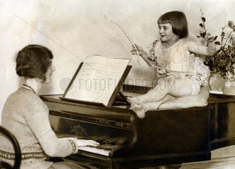 Mutter mit Kind am Klavier