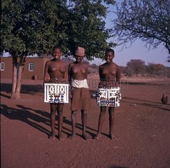 drei afrikanische Frauen posieren mit bunten Roecken