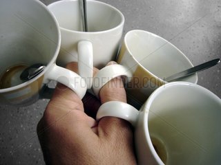 Vier Tassen einer Hand
