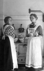 zwei Hausfrauen in der Kueche