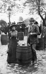 Mann und Frau trinken Bier auf Volksfest