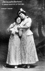 zwei Frauen Arm in Arm - Die keusche Barbara