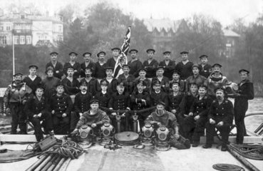 Gruppe Marinesoldaten posiert an Deck