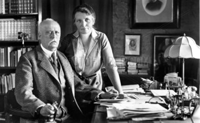 Erich Friedrich Wilhelm Ludendorff mit Frau im Buero