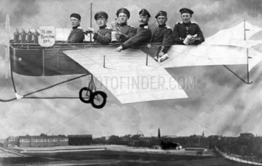 Sechs Maenner in einem Flugzeug trinken Bier  Erster Weltkrieg