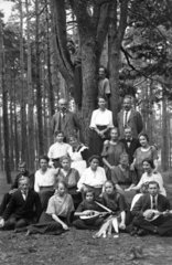 Gruppenfoto vor einem Baum