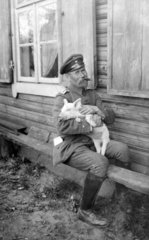 Mann mit einem Ferkel im Arm um 1915  Erster Weltkrieg