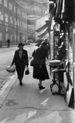 Zwei Frauen vor einem Laden