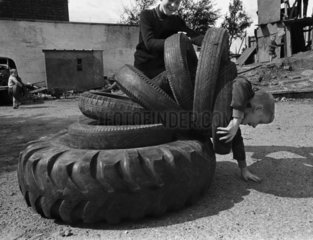 Kind spielt mit Reifen
