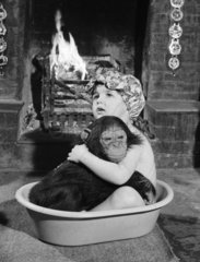 Schimpanse badet mit Maedchen