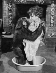 Schimpanse badet mit Kind