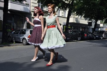 zwei junge Frauen gehen spazieren
