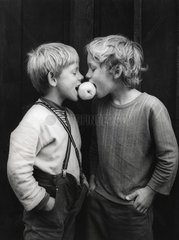 Zwei Jungen teilen einen Apfel