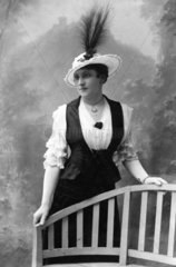 Frau mit Feder am Hut  1910