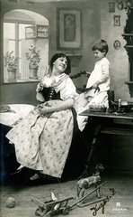 Kind spielt mit Mutters Haar  1920