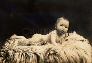 Baby auf Babyfell  um 1905