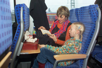 Bahnreisende  Mutter und Tochter
