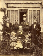 Grossfamilie  Familienportraet  um 1900