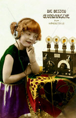 Maedchen hoert Radio  1926