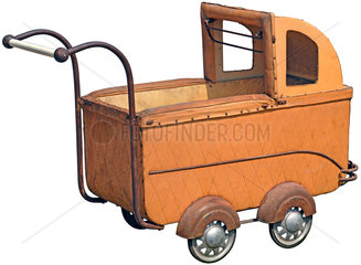 uralter Kinderwagen  1929