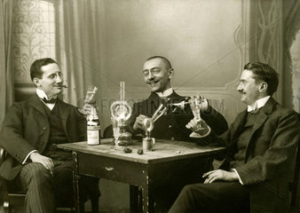 Freunde beim Sekttrinken  um 1908