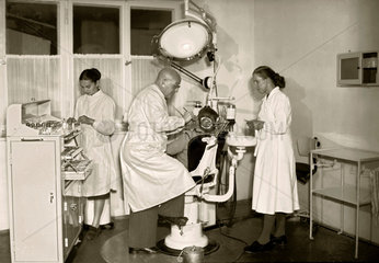 Zahnarzt bei der Behandlung  1952