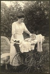 Mutter mit Baby 1912