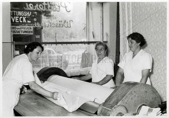 Arbeiterinnen in der Waescherei  1957