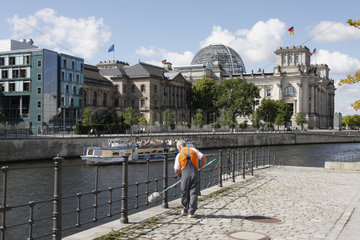 Putzarbeiter vor dem Reichstag