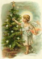 Christkind entzuendet Kerzen am Weihnachtsbaum  1898