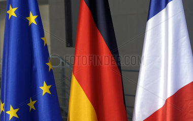 EU + deutsche + franzoesiche Flaggen