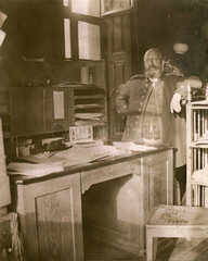 Amtszimmer eines Telegrafen-Direktors  Saarbruecken  1893