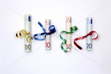 Euroscheine in Geschenkband eingewickelt