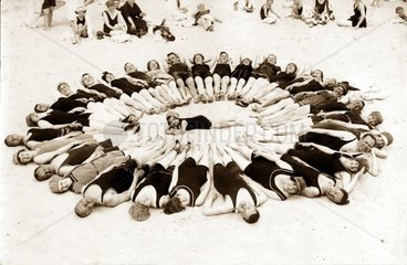 Menschen formen einen Kreis am Strand
