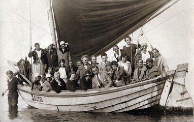 Gruppe im Segelboot