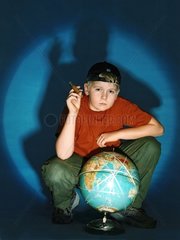 Junge mit Globus