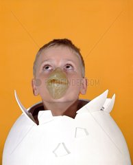 Kind schluepft aus dem Ei