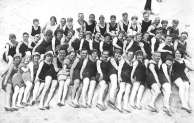 Badegruppe am Strand