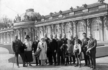 Touristen posieren vor dem Schloss Sanssouci in Potsdam
