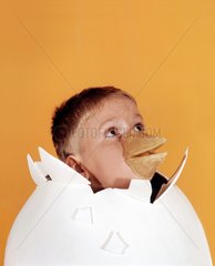 Kind schluepft aus dem Ei