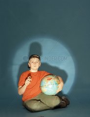 Junge mit Globus   Zigarre und Handy
