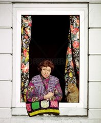 alte Frau am Fenster