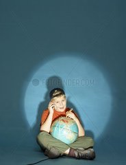 Junge mit Globus   Zigarre und Handy