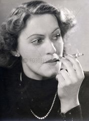 Frau mit Zigarettenspitze