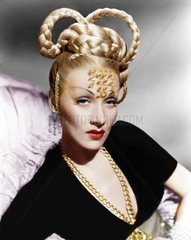 Marlene Dietrich mit schoener Frisur