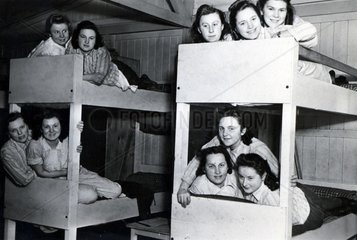 junge Frauen im Schlafzimmer  BDM