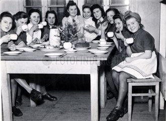 junge Frauen beim Kaffekraenzchen
