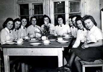junge Frauen beim Kaffekraenzchen