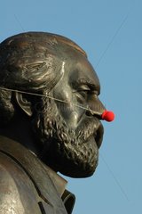 Karl Marx mit roter Nase