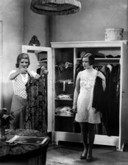 zwei Frauen vor dem Kleiderschrank